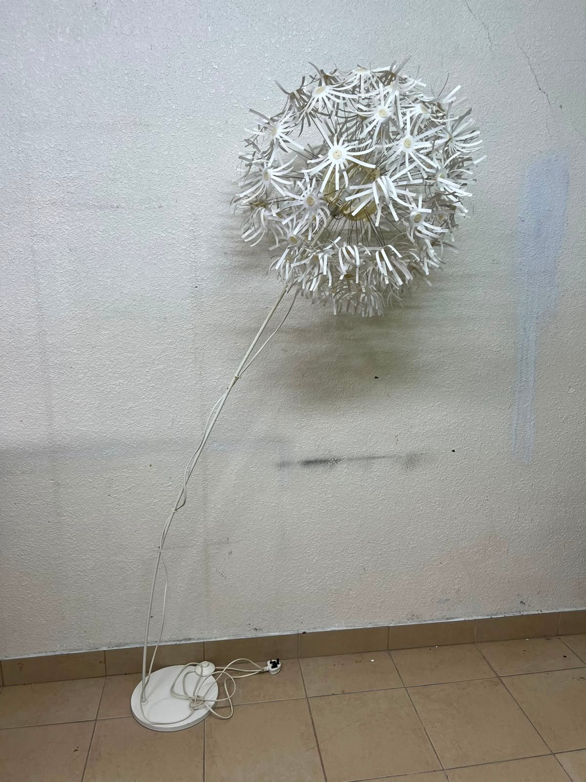 Scandinavian White Dandelion Floral Floor Lamp – IKEA PS MASKROS Style with Petals, Metal Stem & Round Base - Image 2