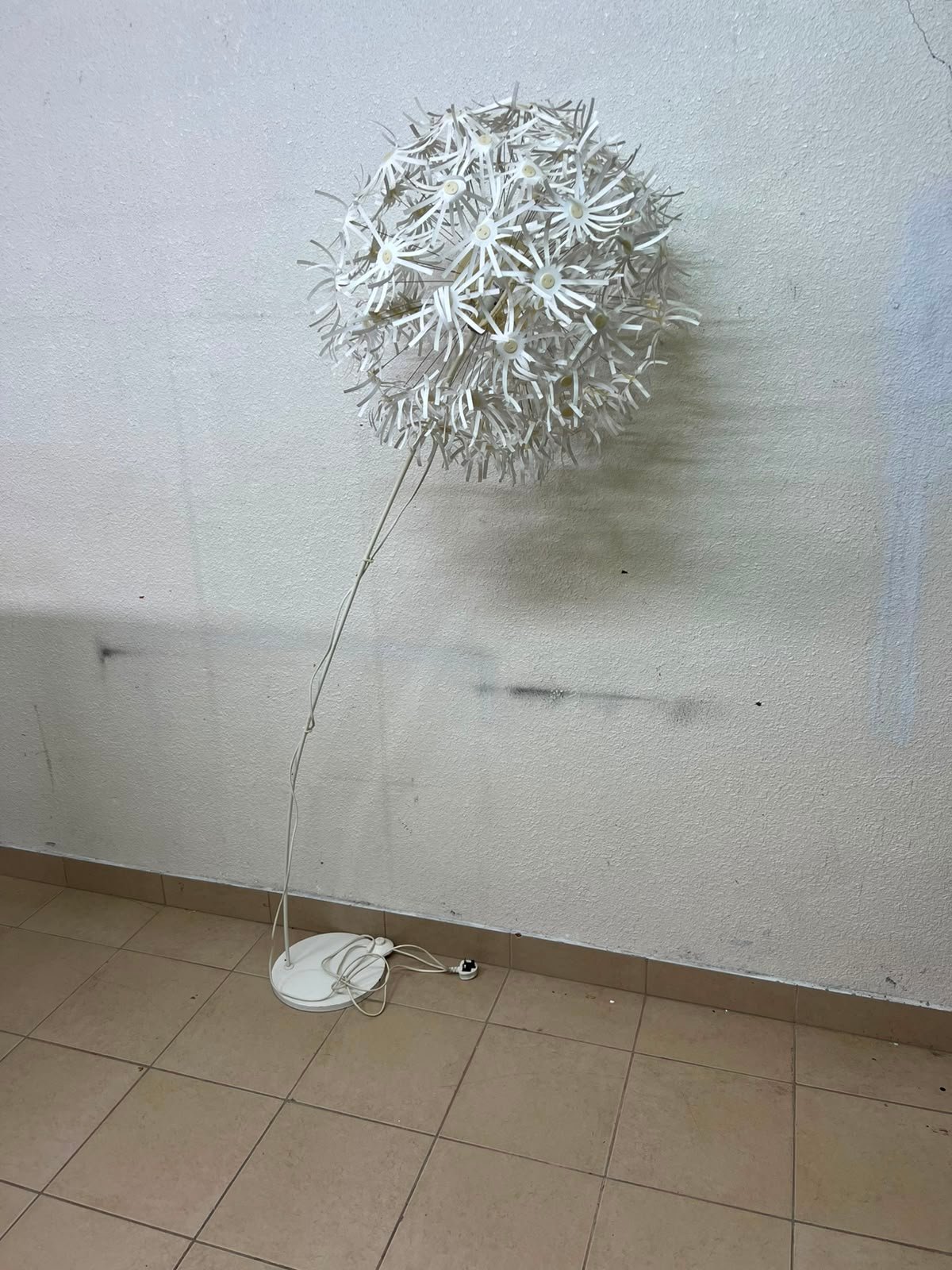 Scandinavian White Dandelion Floral Floor Lamp – IKEA PS MASKROS Style with Petals, Metal Stem & Round Base - Image 3