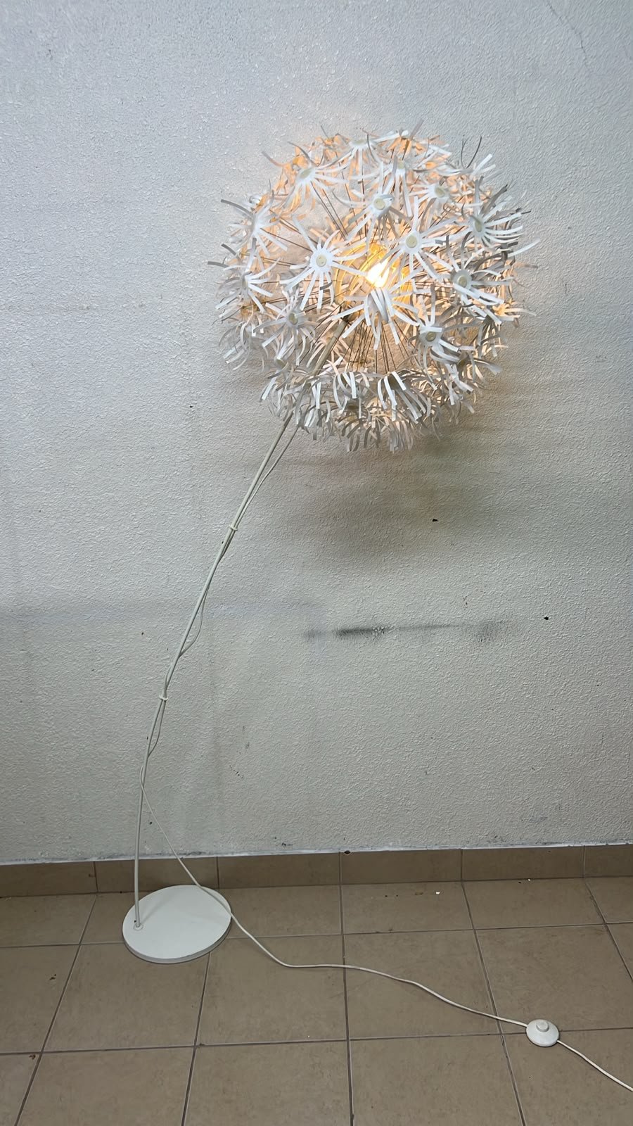 Scandinavian White Dandelion Floral Floor Lamp – IKEA PS MASKROS Style with Petals, Metal Stem & Round Base - Image 6