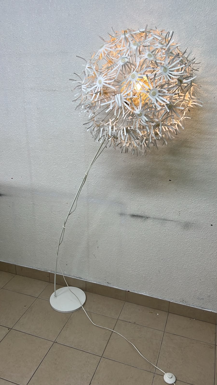 Scandinavian White Dandelion Floral Floor Lamp – IKEA PS MASKROS Style with Petals, Metal Stem & Round Base