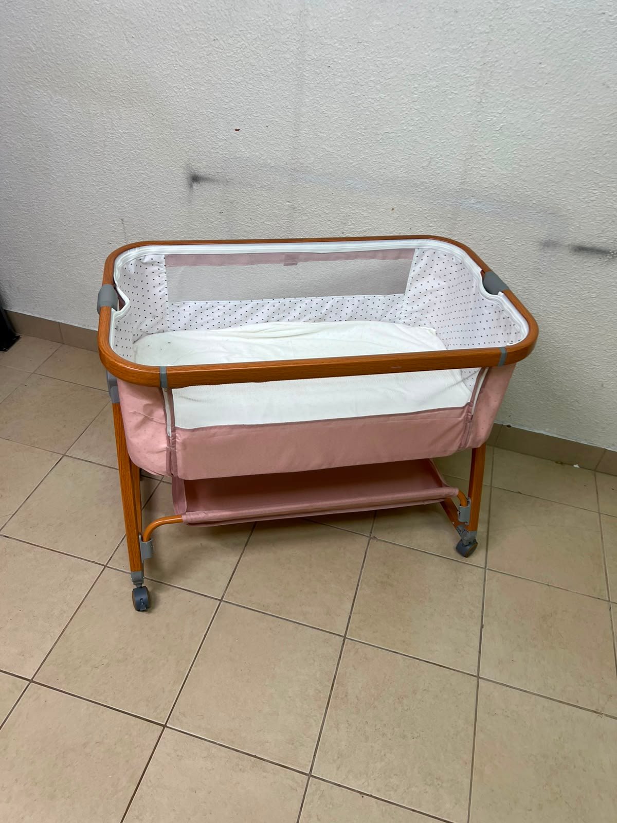 Portable Baby Bassinet / Co-Sleeper Crib with Lockable Wheels – Pink Fabric, Mesh Side Panels, Wood-Tone Frame & Under-Bed Storage Shelf - Image 2