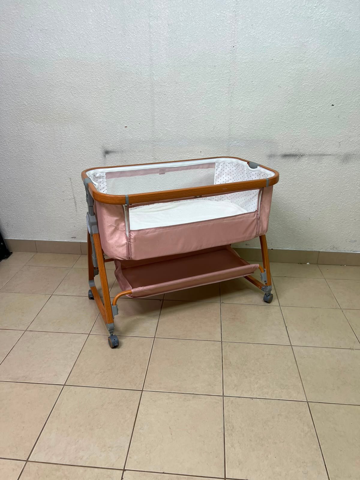 Portable Baby Bassinet / Co-Sleeper Crib with Lockable Wheels – Pink Fabric, Mesh Side Panels, Wood-Tone Frame & Under-Bed Storage Shelf - Image 3