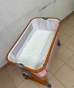 Portable Baby Bassinet / Co-Sleeper Crib with Lockable Wheels – Pink Fabric, Mesh Side Panels, Wood-Tone Frame & Under-Bed Storage Shelf - Image 4