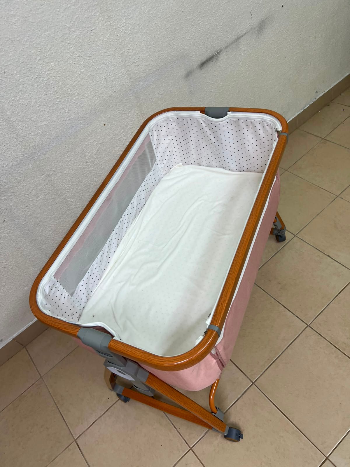 Portable Baby Bassinet / Co-Sleeper Crib with Lockable Wheels – Pink Fabric, Mesh Side Panels, Wood-Tone Frame & Under-Bed Storage Shelf - Image 4