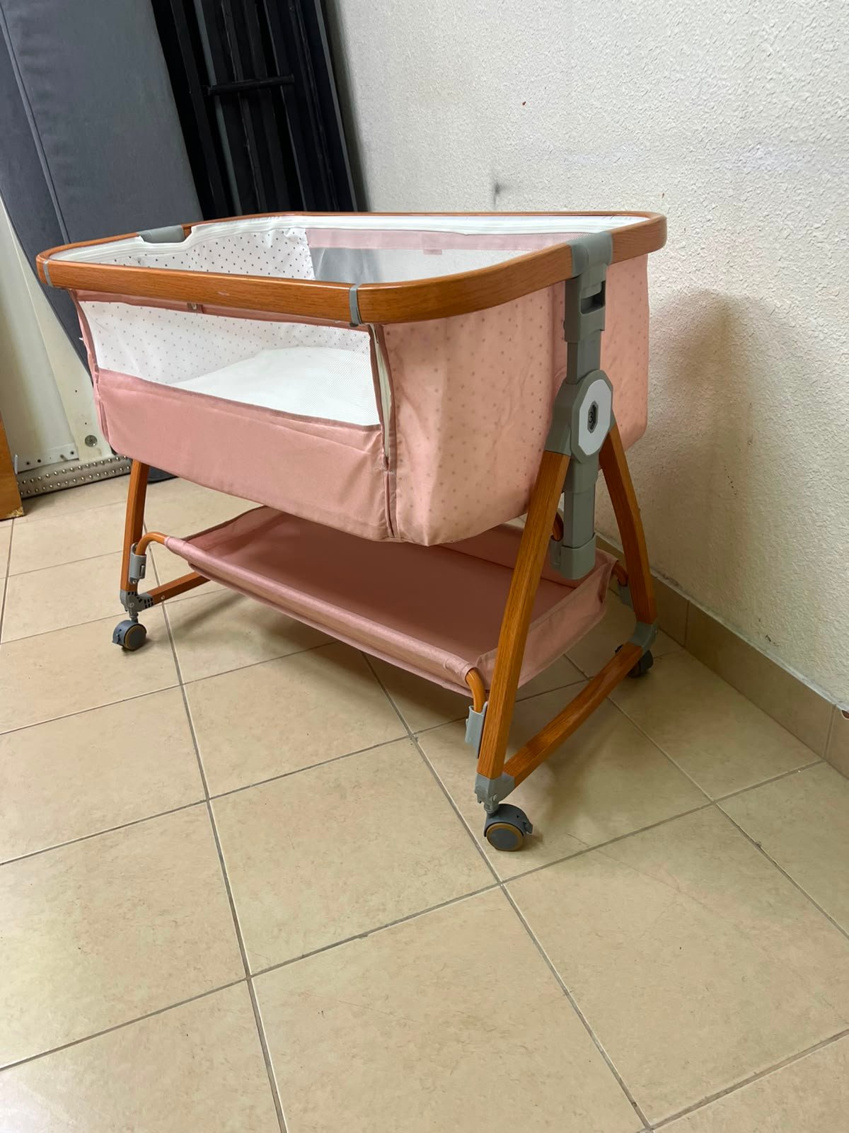Portable Baby Bassinet / Co-Sleeper Crib with Lockable Wheels – Pink Fabric, Mesh Side Panels, Wood-Tone Frame & Under-Bed Storage Shelf - Image 5
