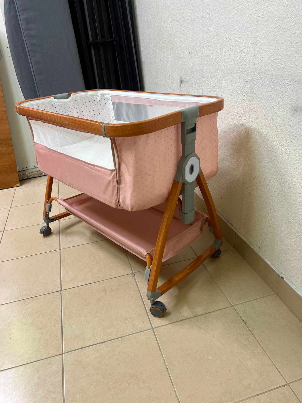 Portable Baby Bassinet / Co-Sleeper Crib with Lockable Wheels – Pink Fabric, Mesh Side Panels, Wood-Tone Frame & Under-Bed Storage Shelf - Image 7