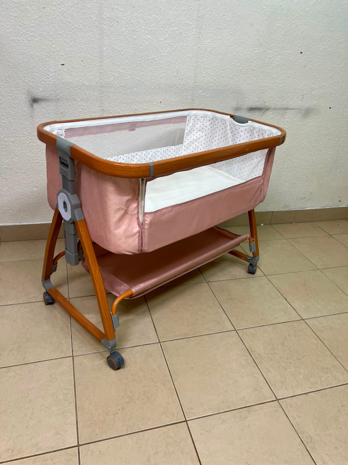 Portable Baby Bassinet / Co-Sleeper Crib with Lockable Wheels – Pink Fabric, Mesh Side Panels, Wood-Tone Frame & Under-Bed Storage Shelf - Image 8