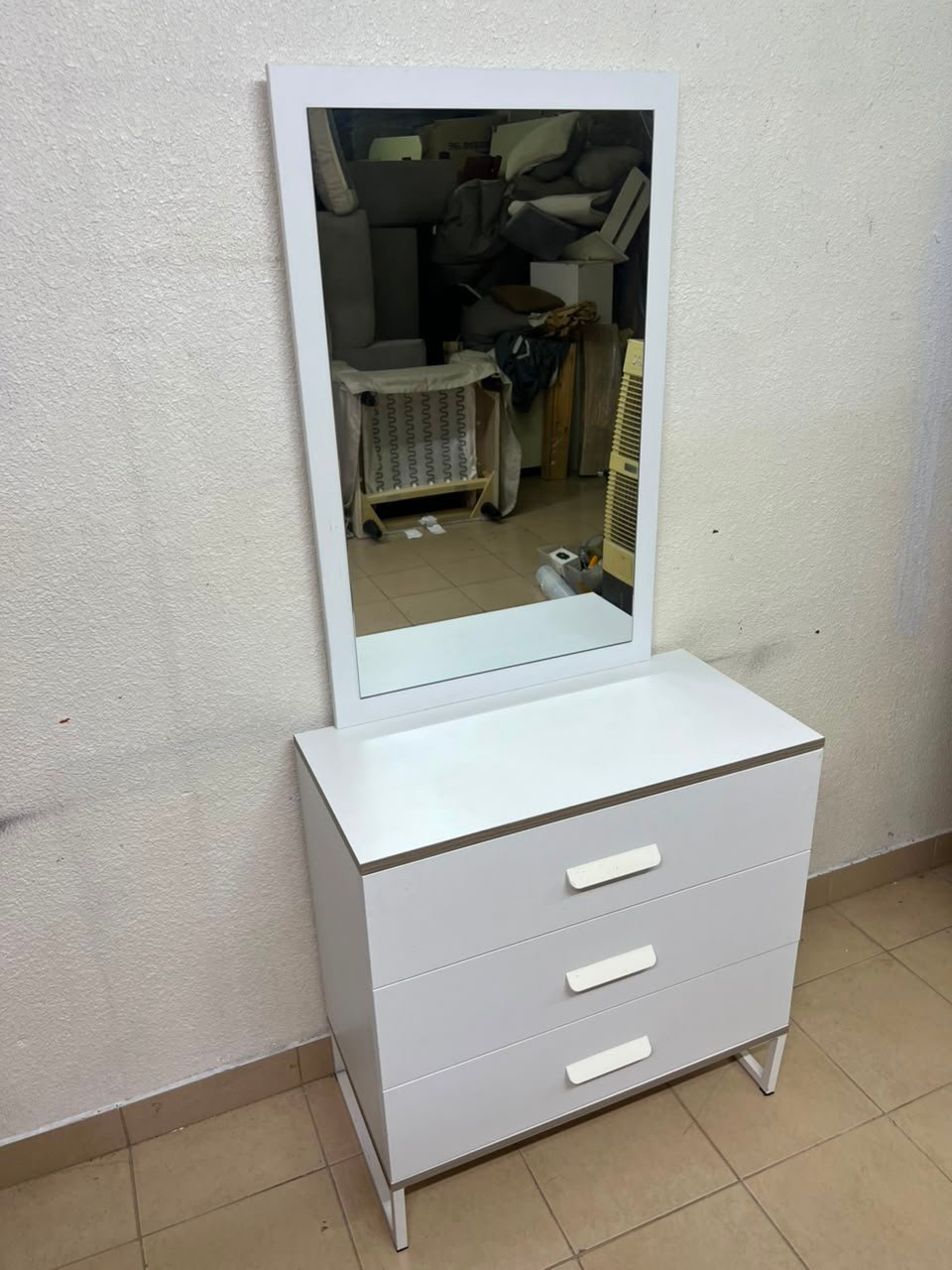 Modern White Vanity Dressing Table with Large Rectangular Mirror & 3 Drawers – Minimalist Makeup Station with Sleek Horizontal Handles & Angled Metal Legs - Image 2