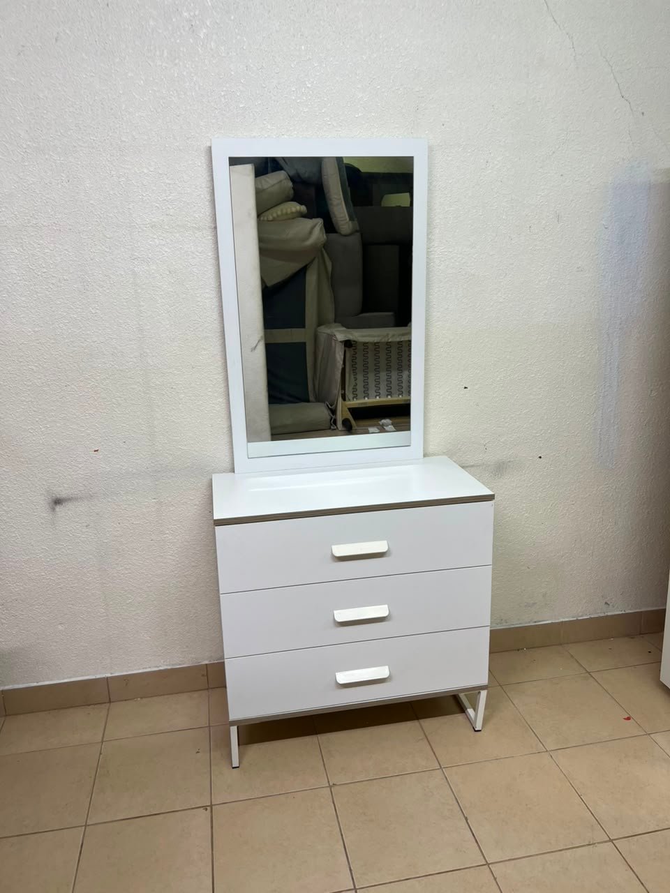 Modern White Vanity Dressing Table with Large Rectangular Mirror & 3 Drawers – Minimalist Makeup Station with Sleek Horizontal Handles & Angled Metal Legs - Image 3