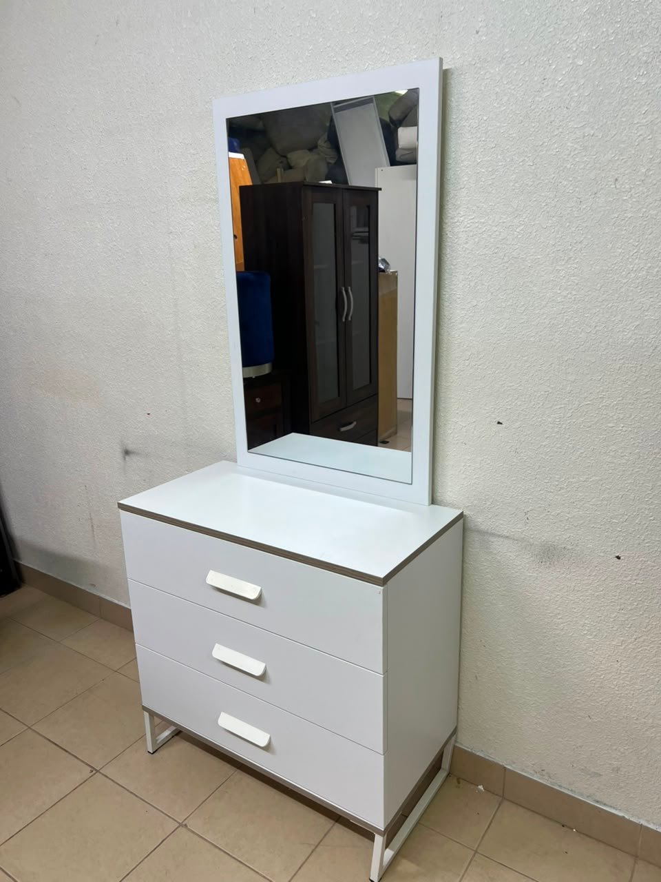 Modern White Vanity Dressing Table with Large Rectangular Mirror & 3 Drawers – Minimalist Makeup Station with Sleek Horizontal Handles & Angled Metal Legs - Image 4