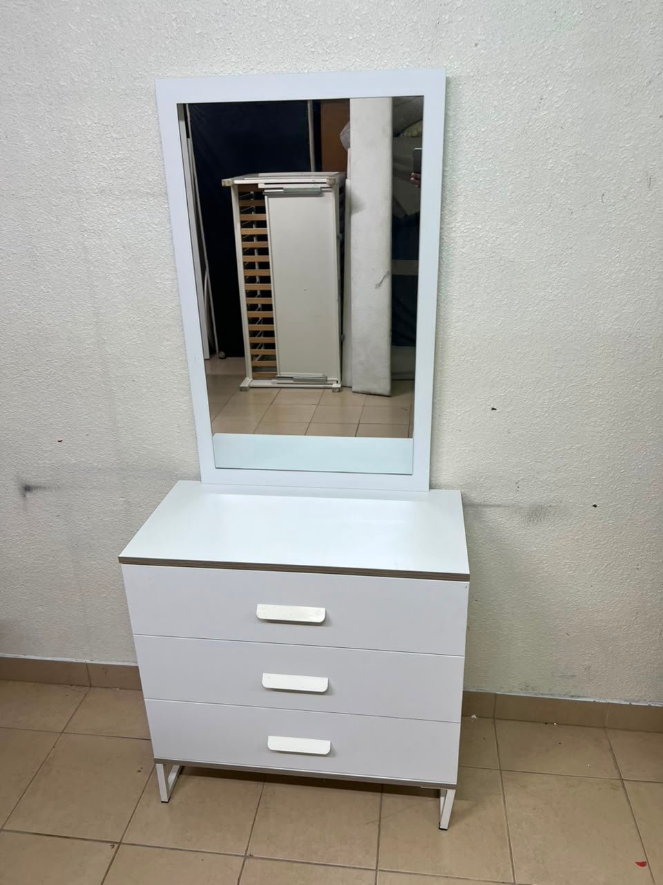 Modern White Vanity Dressing Table with Large Rectangular Mirror & 3 Drawers – Minimalist Makeup Station with Sleek Horizontal Handles & Angled Metal Legs - Image 6