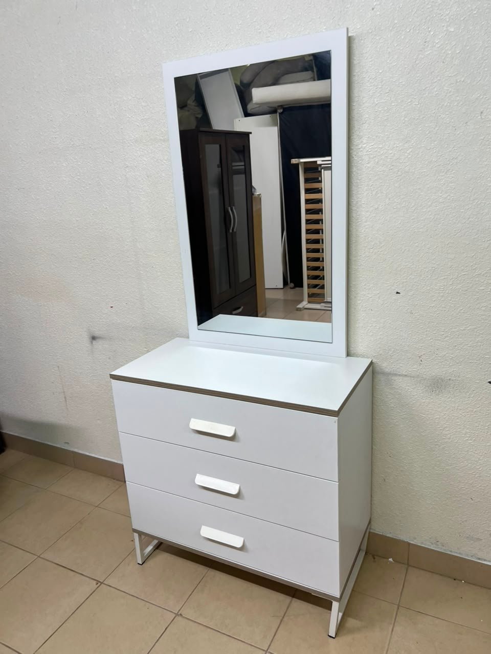 Modern White Vanity Dressing Table with Large Rectangular Mirror & 3 Drawers – Minimalist Makeup Station with Sleek Horizontal Handles & Angled Metal Legs - Image 7
