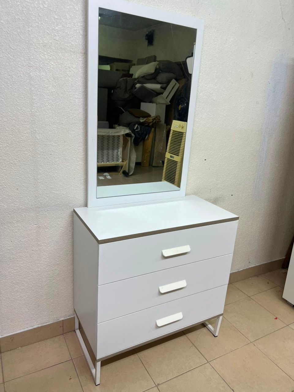Modern White Vanity Dressing Table with Large Rectangular Mirror & 3 Drawers – Minimalist Makeup Station with Sleek Horizontal Handles & Angled Metal Legs - Image 9