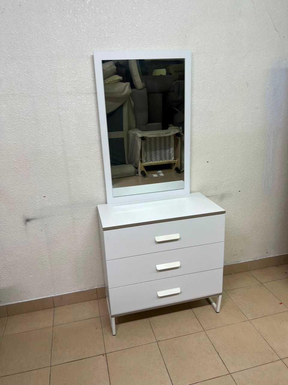 Modern White Vanity Dressing Table with Large Rectangular Mirror & 3 Drawers – Minimalist Makeup Station with Sleek Horizontal Handles & Angled Metal Legs - Image 10