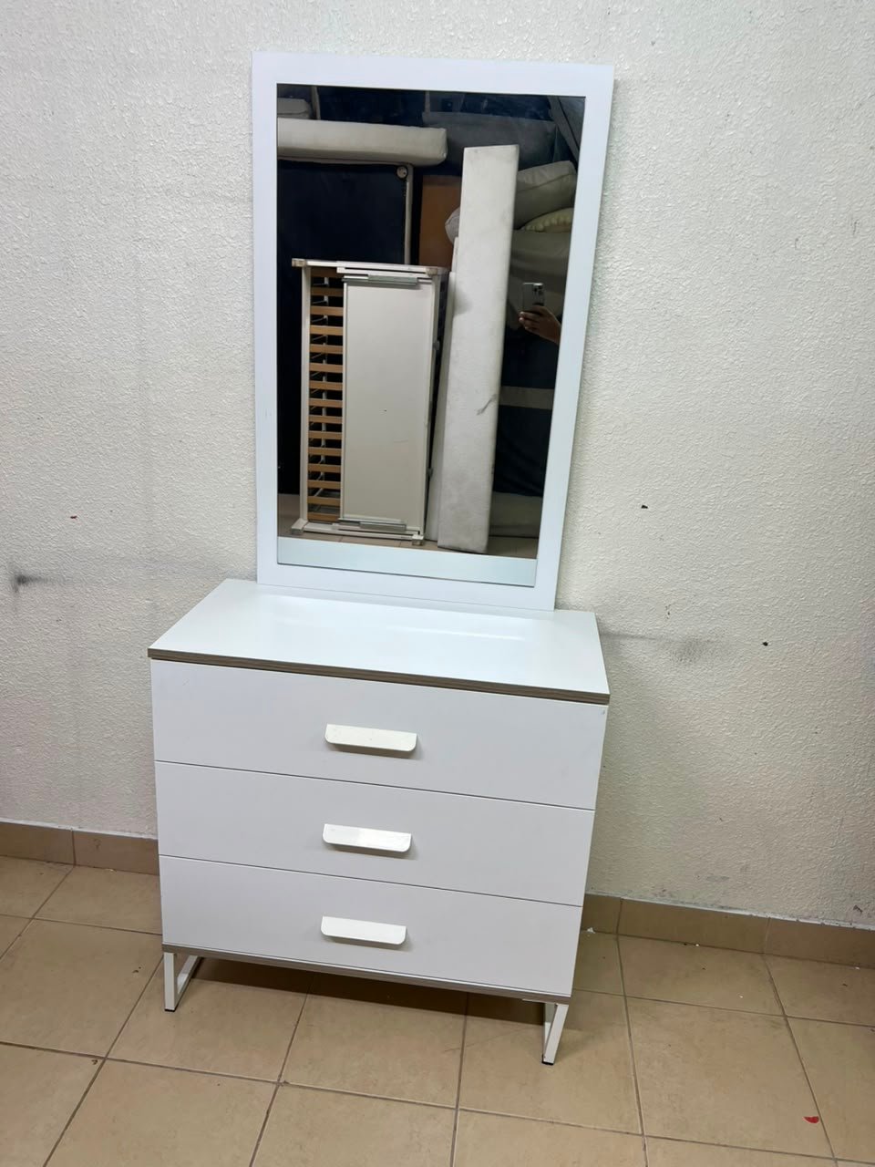Modern White Vanity Dressing Table with Large Rectangular Mirror & 3 Drawers – Minimalist Makeup Station with Sleek Horizontal Handles & Angled Metal Legs