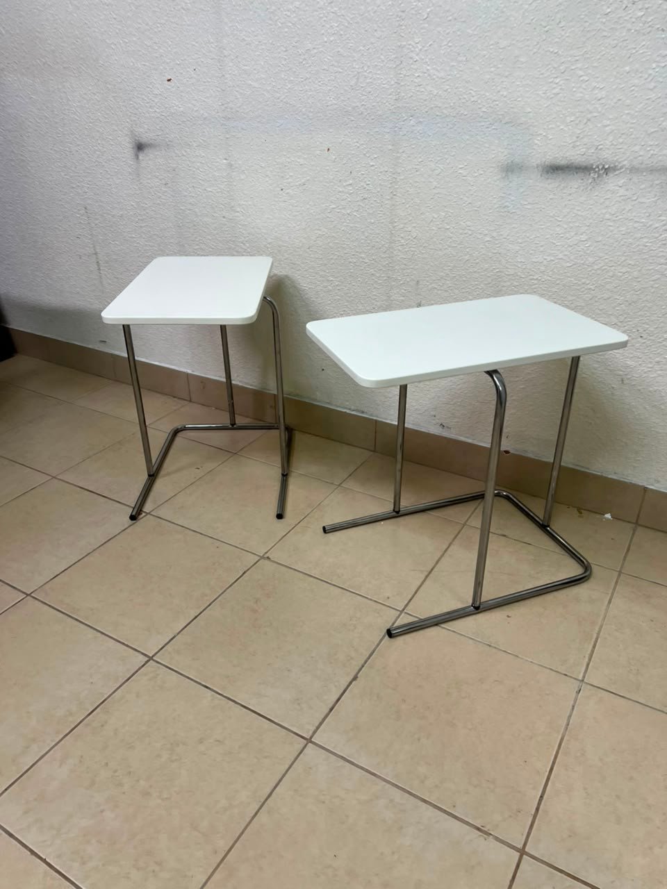 Set of 2 Modern White C-Table / Laptop Side Tables – Compact End Tables with Chrome Tubular Metal Frames for Living Room, Bedroom & Home Office - Image 2