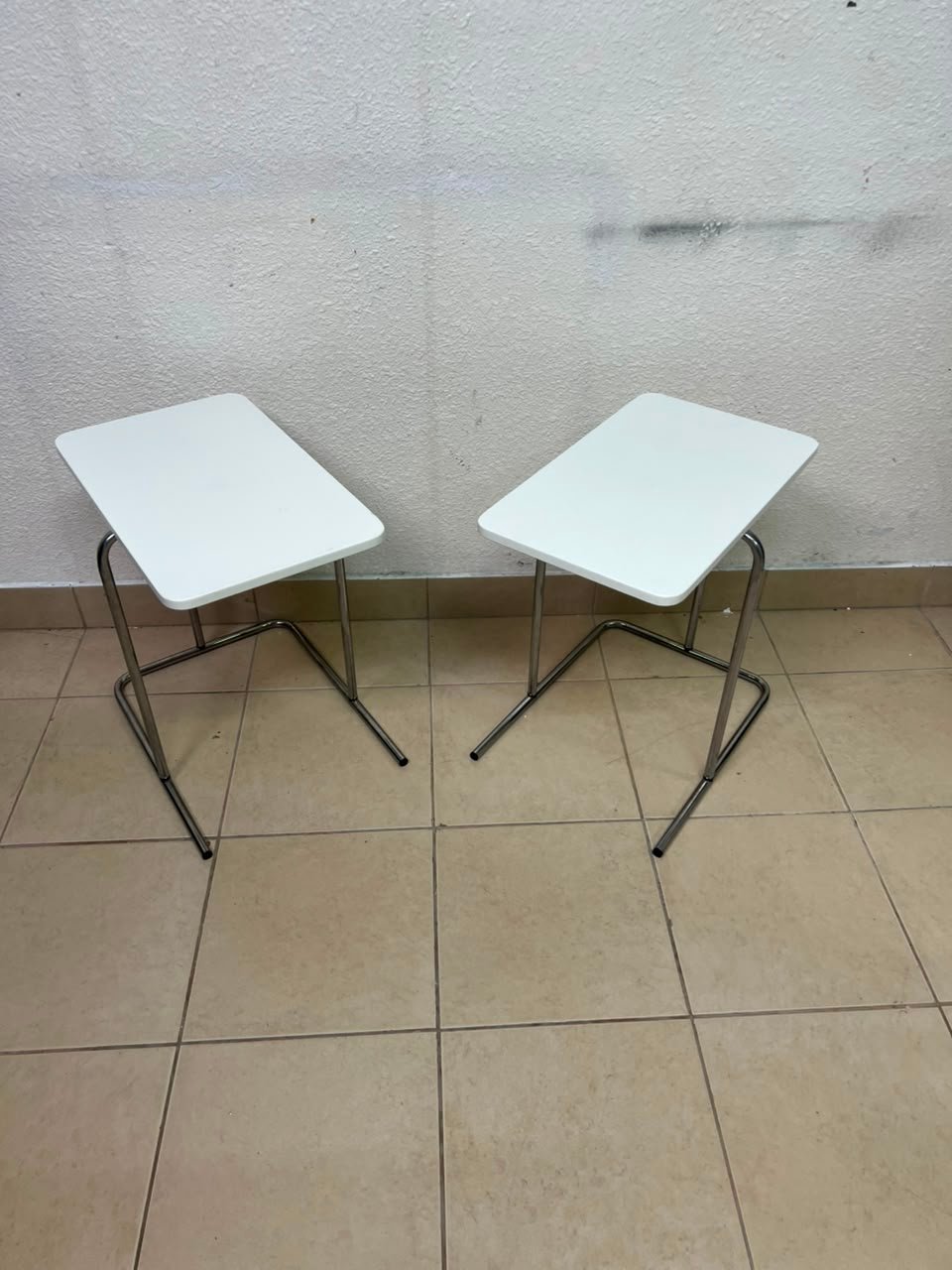 Set of 2 Modern White C-Table / Laptop Side Tables – Compact End Tables with Chrome Tubular Metal Frames for Living Room, Bedroom & Home Office - Image 3