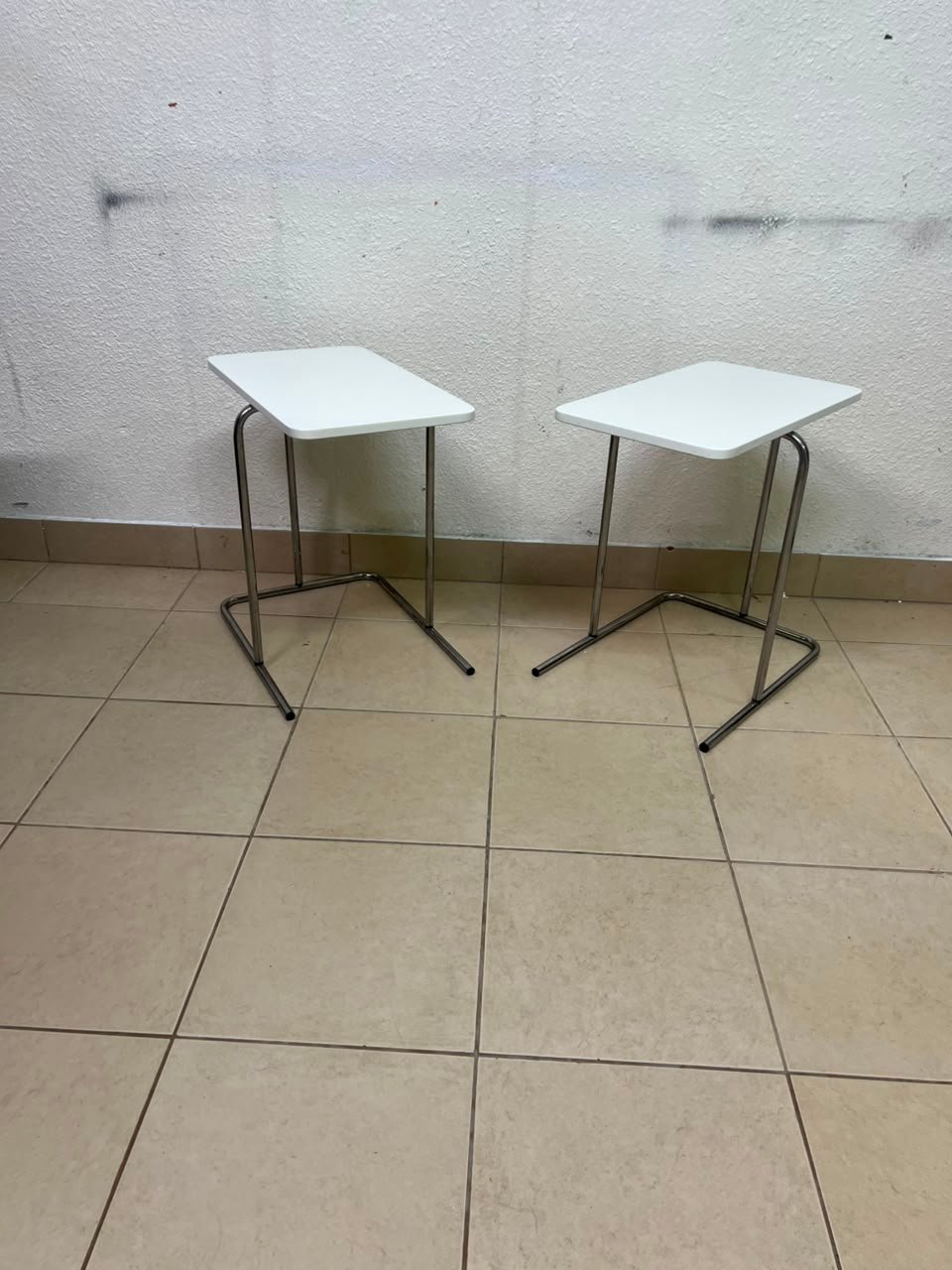 Set of 2 Modern White C-Table / Laptop Side Tables – Compact End Tables with Chrome Tubular Metal Frames for Living Room, Bedroom & Home Office - Image 4