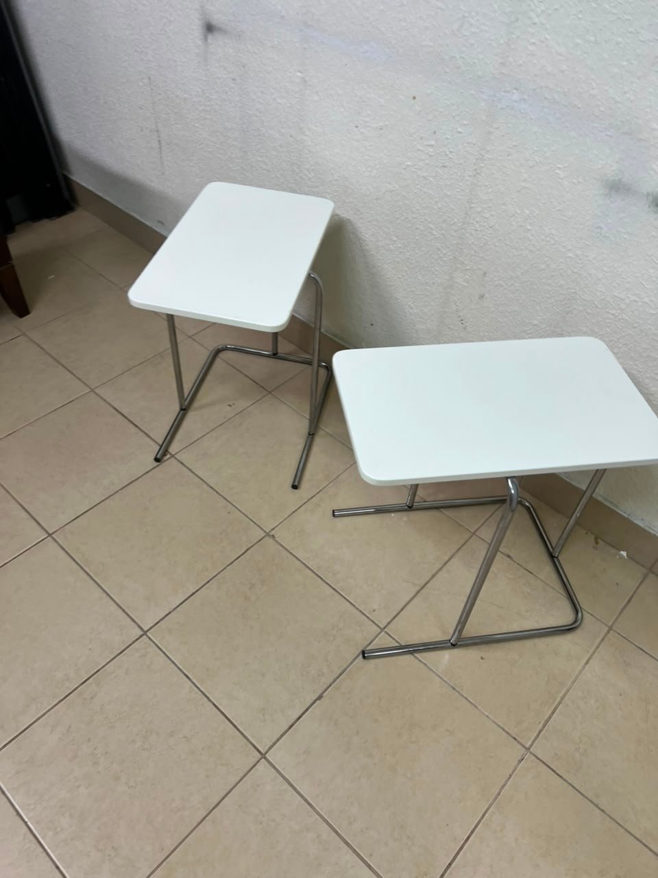 Set of 2 Modern White C-Table / Laptop Side Tables – Compact End Tables with Chrome Tubular Metal Frames for Living Room, Bedroom & Home Office - Image 5