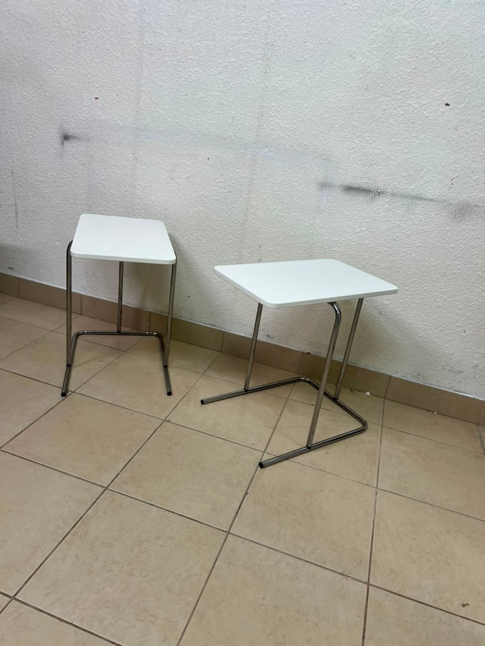 Set of 2 Modern White C-Table / Laptop Side Tables – Compact End Tables with Chrome Tubular Metal Frames for Living Room, Bedroom & Home Office