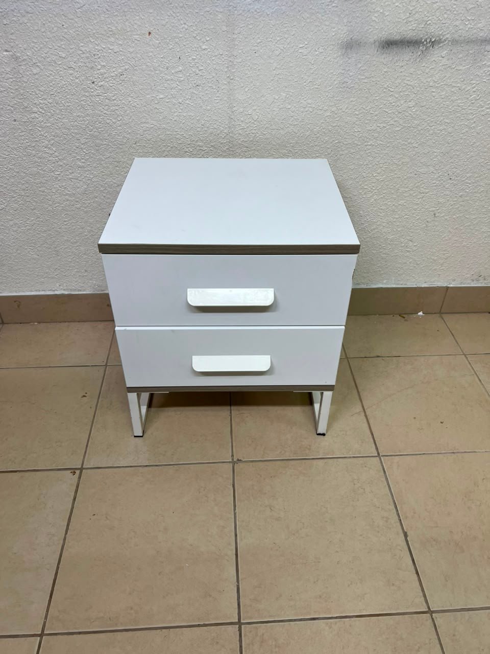 Modern White 2-Drawer Nightstand with Grey Wood-Grain Accents – Bedside Table with Chunky White Handles & Angled Metal Legs - Image 3