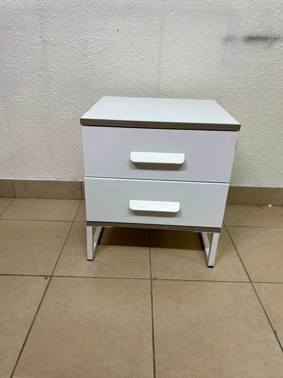 Modern White 2-Drawer Nightstand with Grey Wood-Grain Accents – Bedside Table with Chunky White Handles & Angled Metal Legs - Image 4