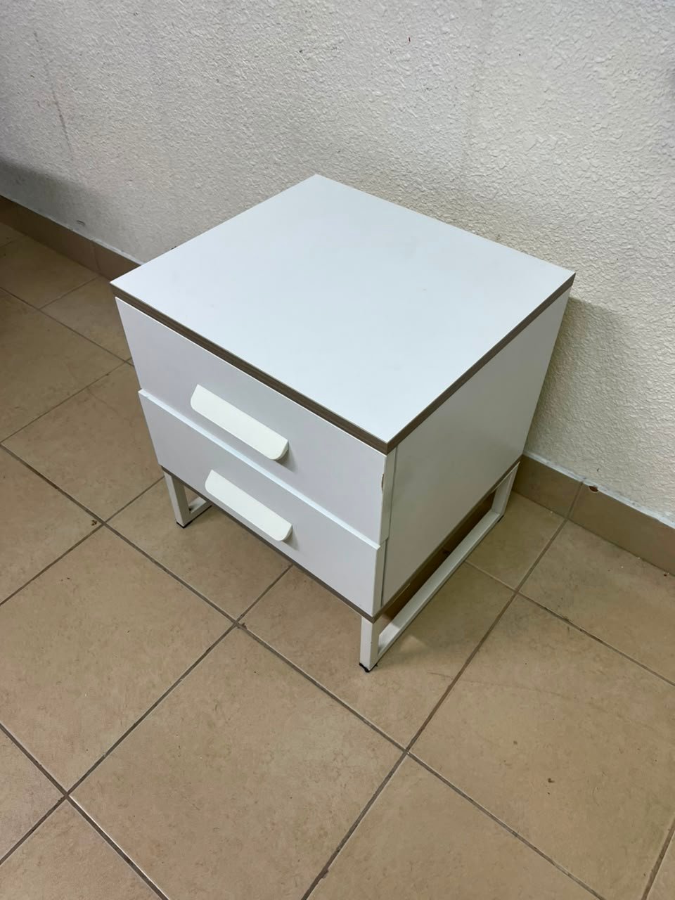 Modern White 2-Drawer Nightstand with Grey Wood-Grain Accents – Bedside Table with Chunky White Handles & Angled Metal Legs - Image 7