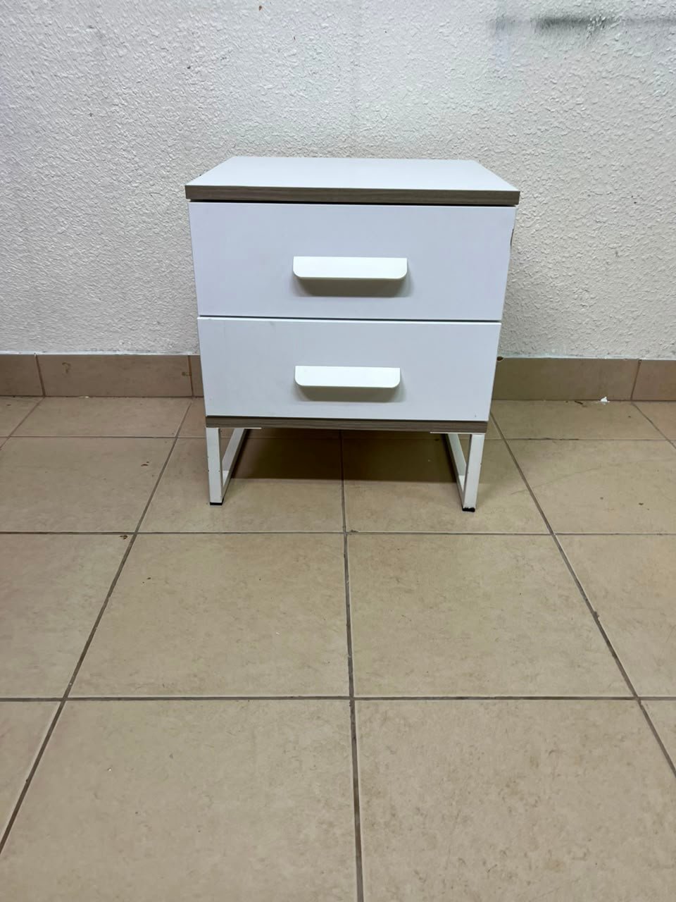 Modern White 2-Drawer Nightstand with Grey Wood-Grain Accents – Bedside Table with Chunky White Handles & Angled Metal Legs