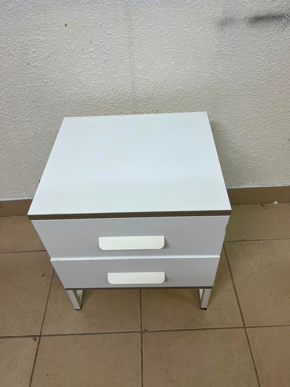 Modern White 2-Drawer Nightstand with Grey Wood-Grain Accents – Bedside Table with Chunky White Handles & Angled Metal Legs - Image 11