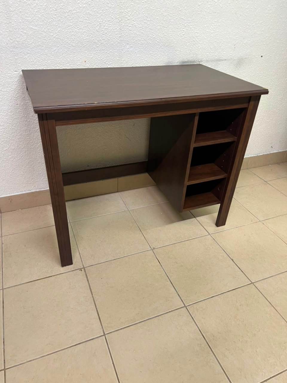 Compact Dark Brown Wooden Writing Desk / Study Table with Attached 3-Tier Side Bookshelf – Space-Saving Home Office Workstation with Storage Shelves