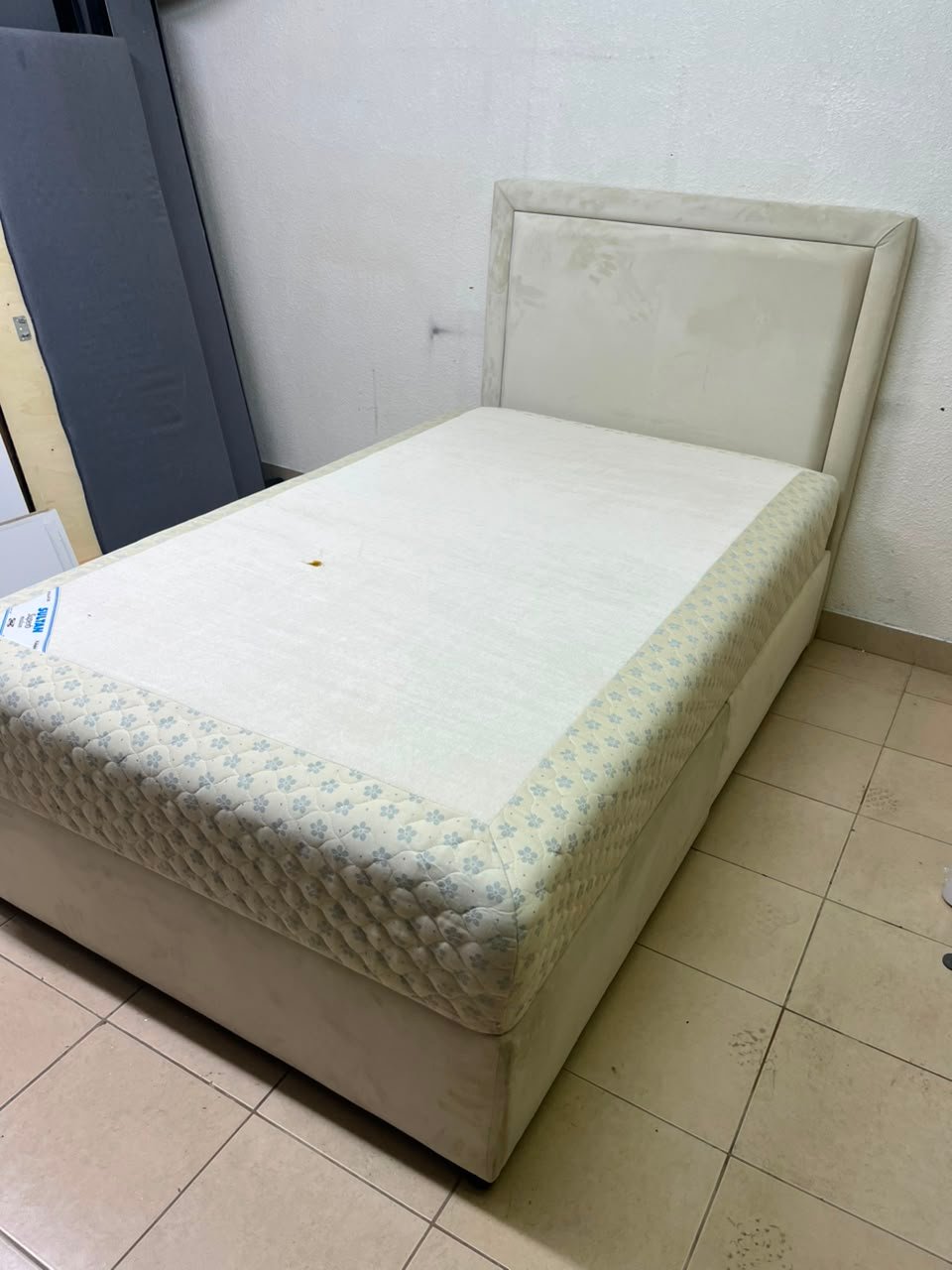 Classic Single Bed Frame with Cream Upholstered Headboard & Floral Quilted Mattress – Solid Bedroom Set with Divan Base - Image 4