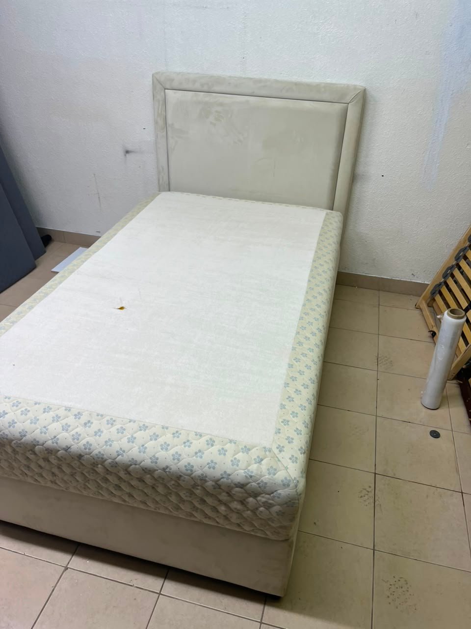 Classic Single Bed Frame with Cream Upholstered Headboard & Floral Quilted Mattress – Solid Bedroom Set with Divan Base - Image 6