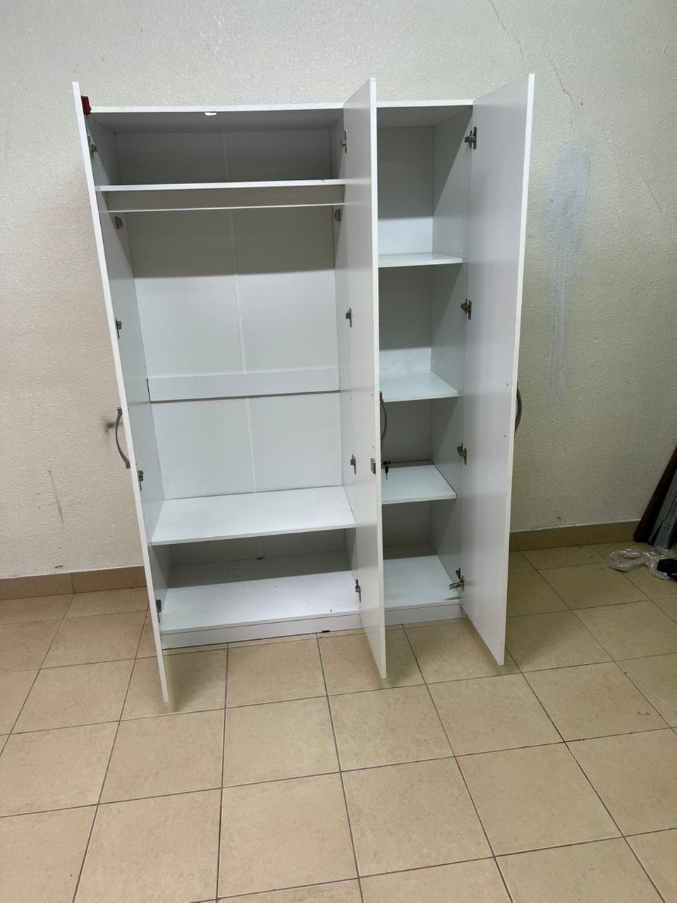 This is a white three-door wardrobe with a mirror in the middle, which looks similar to the "Kulltorp" model from Home Box. - Image 12