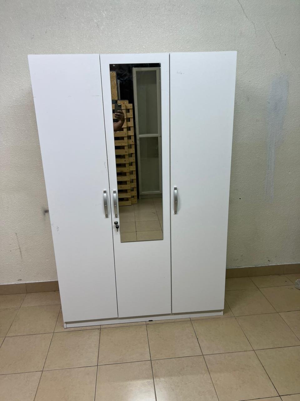 This is a white three-door wardrobe with a mirror in the middle, which looks similar to the "Kulltorp" model from Home Box. - Image 4