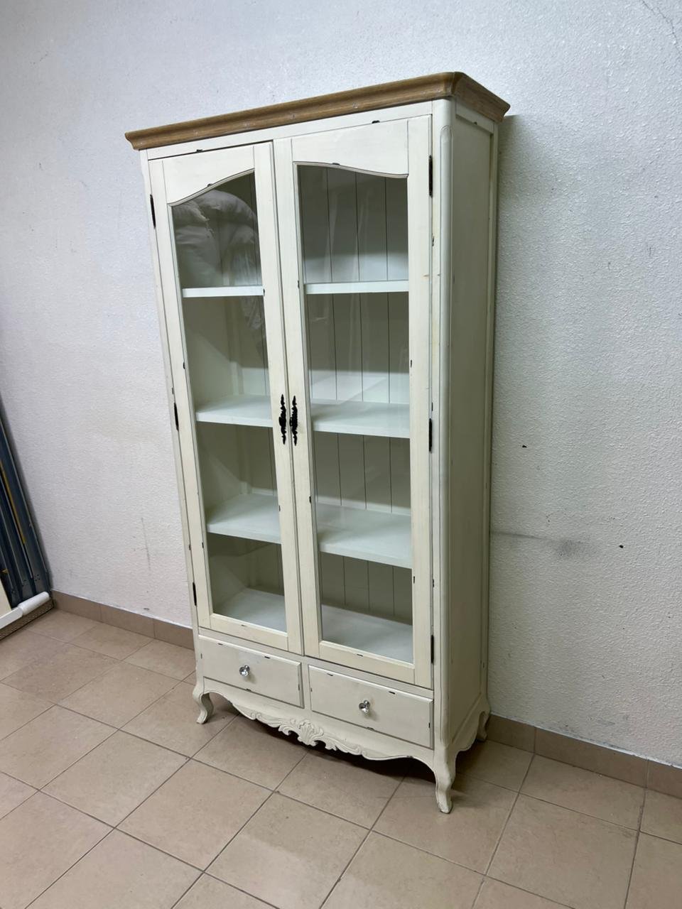 An antique-style display cabinet (vitrine) with two glass doors and an ivory frame with a wooden top. - Image 4