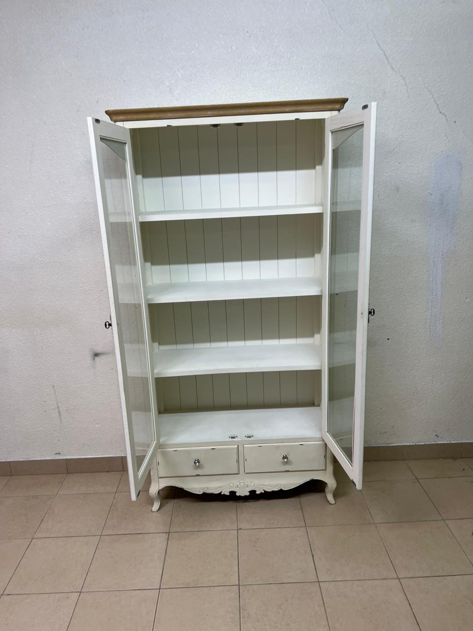 An antique-style display cabinet (vitrine) with two glass doors and an ivory frame with a wooden top. - Image 6