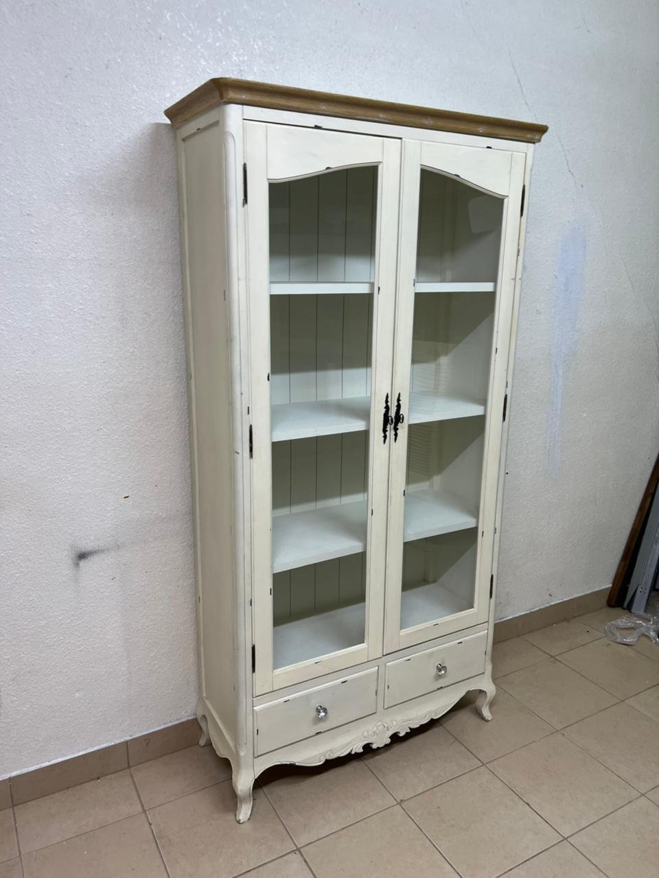 An antique-style display cabinet (vitrine) with two glass doors and an ivory frame with a wooden top. - Image 7