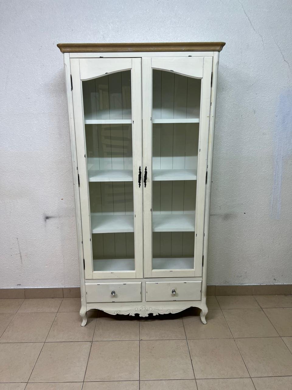 An antique-style display cabinet (vitrine) with two glass doors and an ivory frame with a wooden top. - Image 8