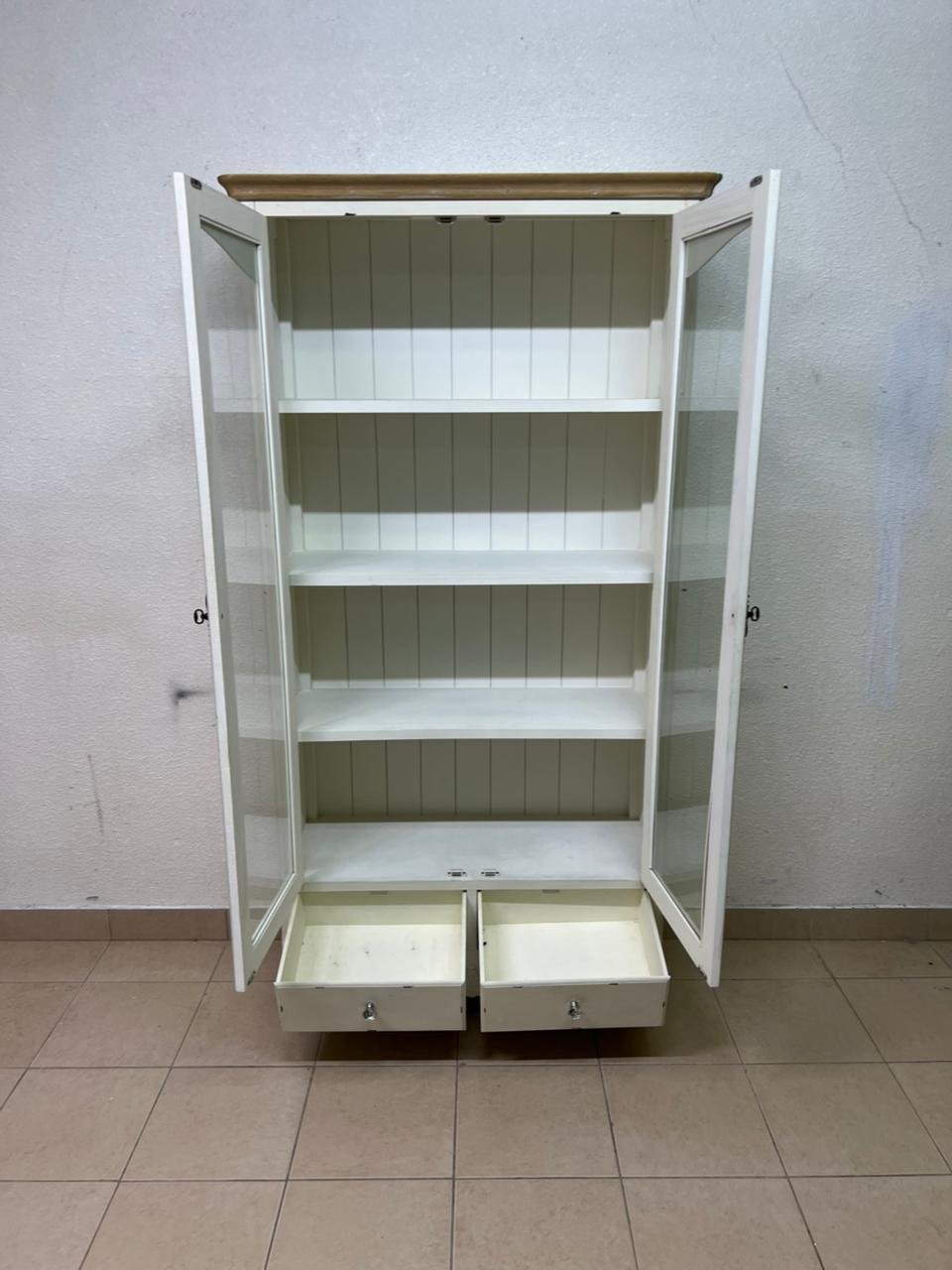 An antique-style display cabinet (vitrine) with two glass doors and an ivory frame with a wooden top. - Image 2