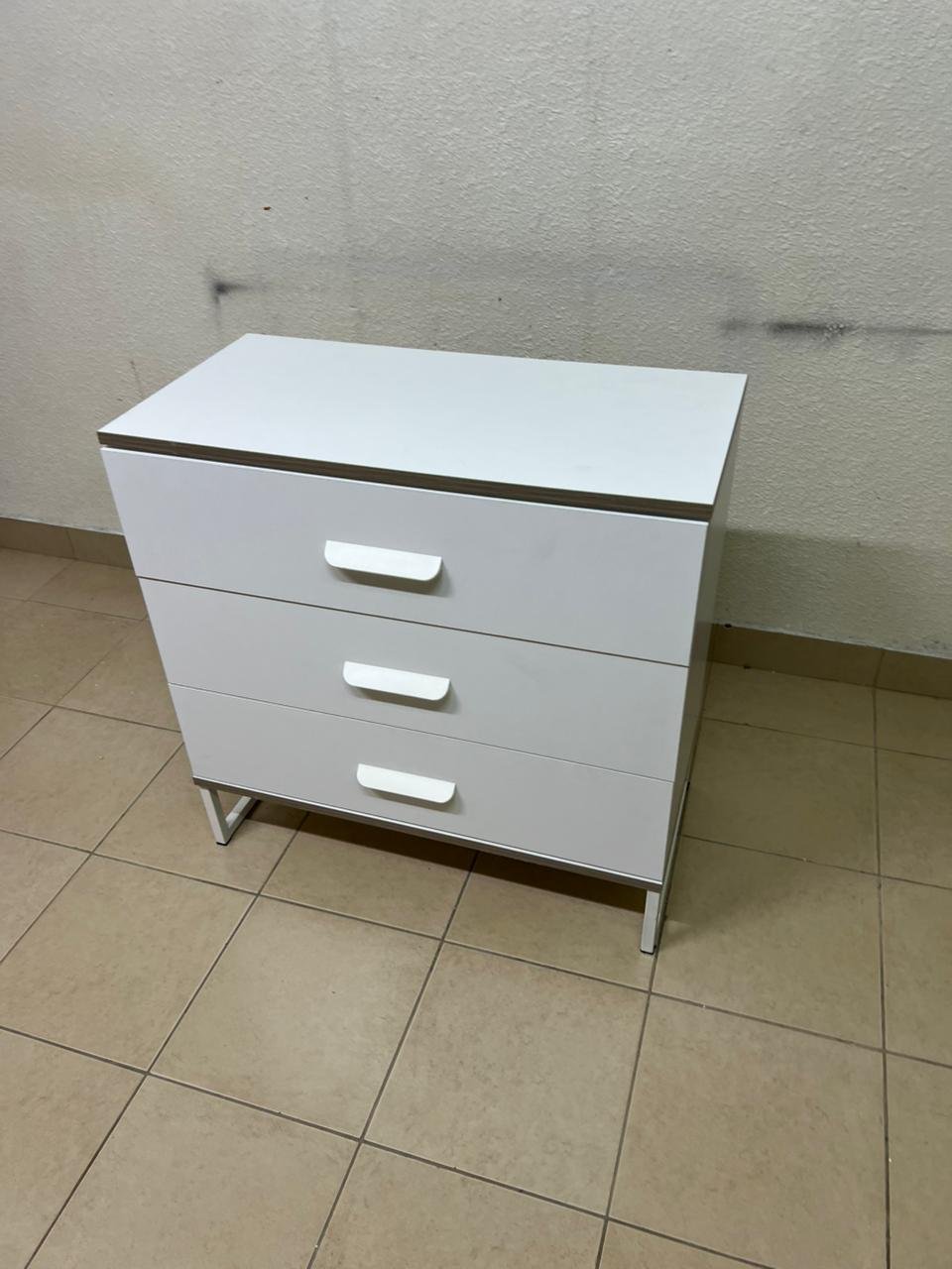 White chest of drawers with three drawers and metal legs with a connected frame. - Image 11