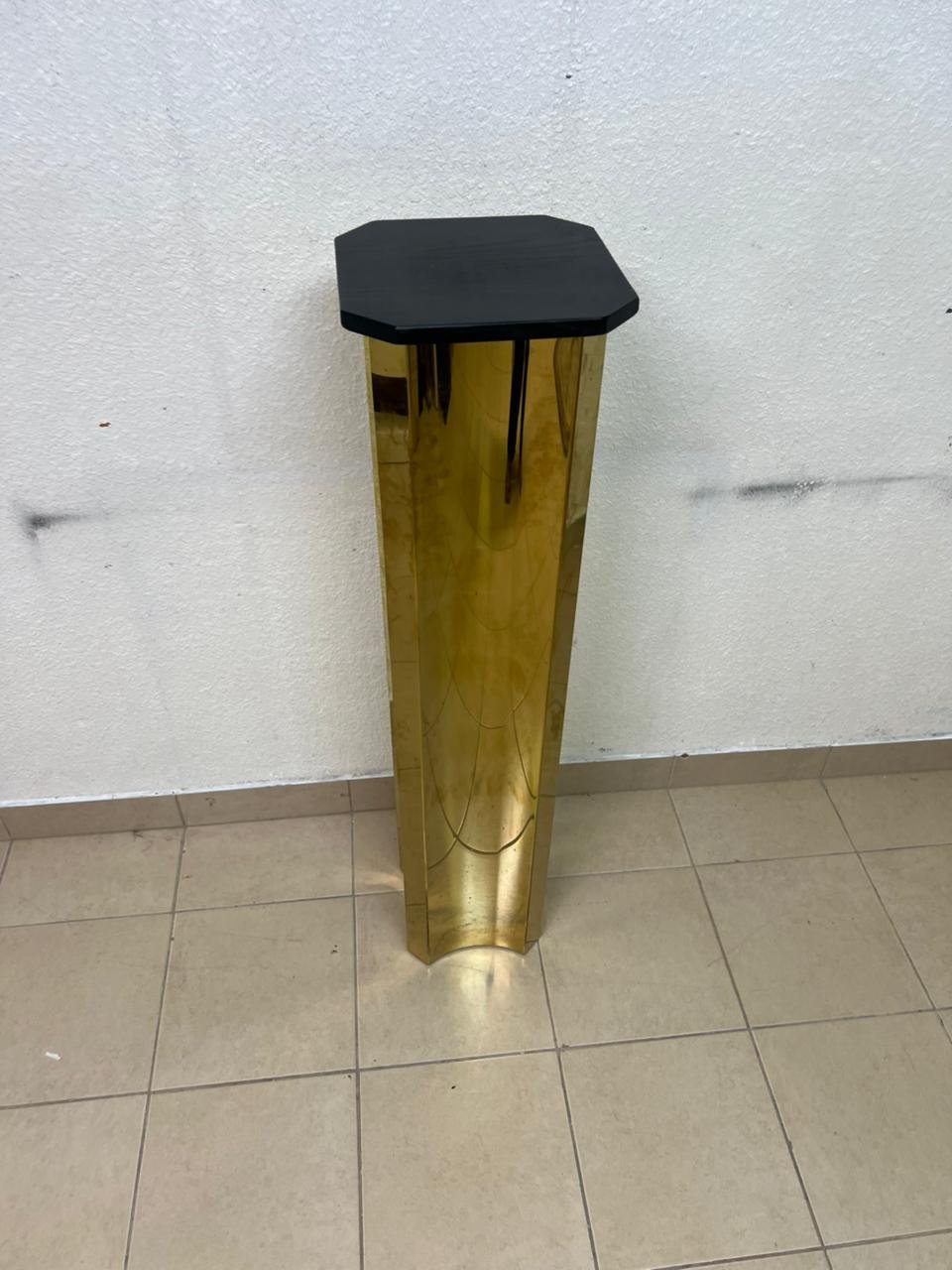 Modern Gold Pedestal Display Stand – Polished Hexagonal Column with Black Top for Sculptures, Plants & Home Decor - Image 4
