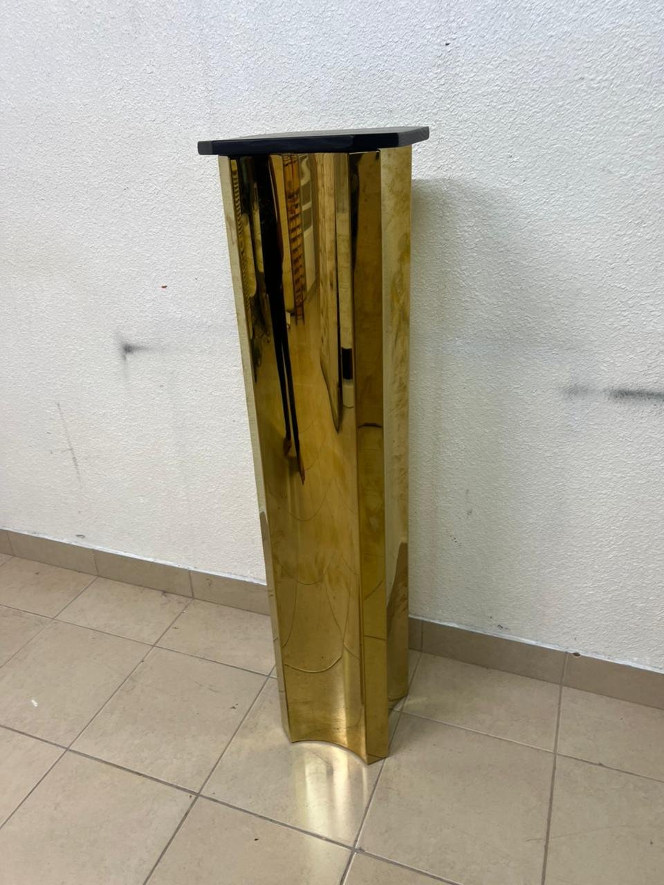 Modern Gold Pedestal Display Stand – Polished Hexagonal Column with Black Top for Sculptures, Plants & Home Decor