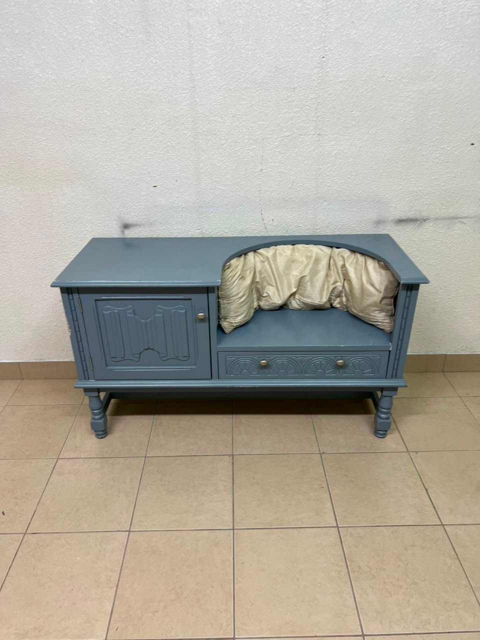 Classic Vintage Blue Storage Bench / Entryway Seat – Antique Style with Ornate Cabinet, Carved Drawer & Cream Cushion