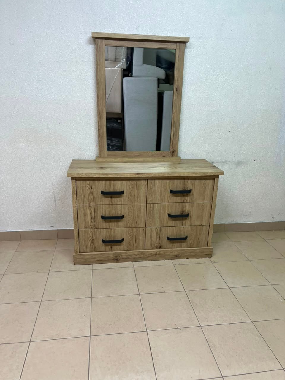 Modern Light Oak Dresser with Mirror – Rustic Wood 5-Drawer Chest with Black Metal Handles & Matching Frame for Bedroom & Vanity