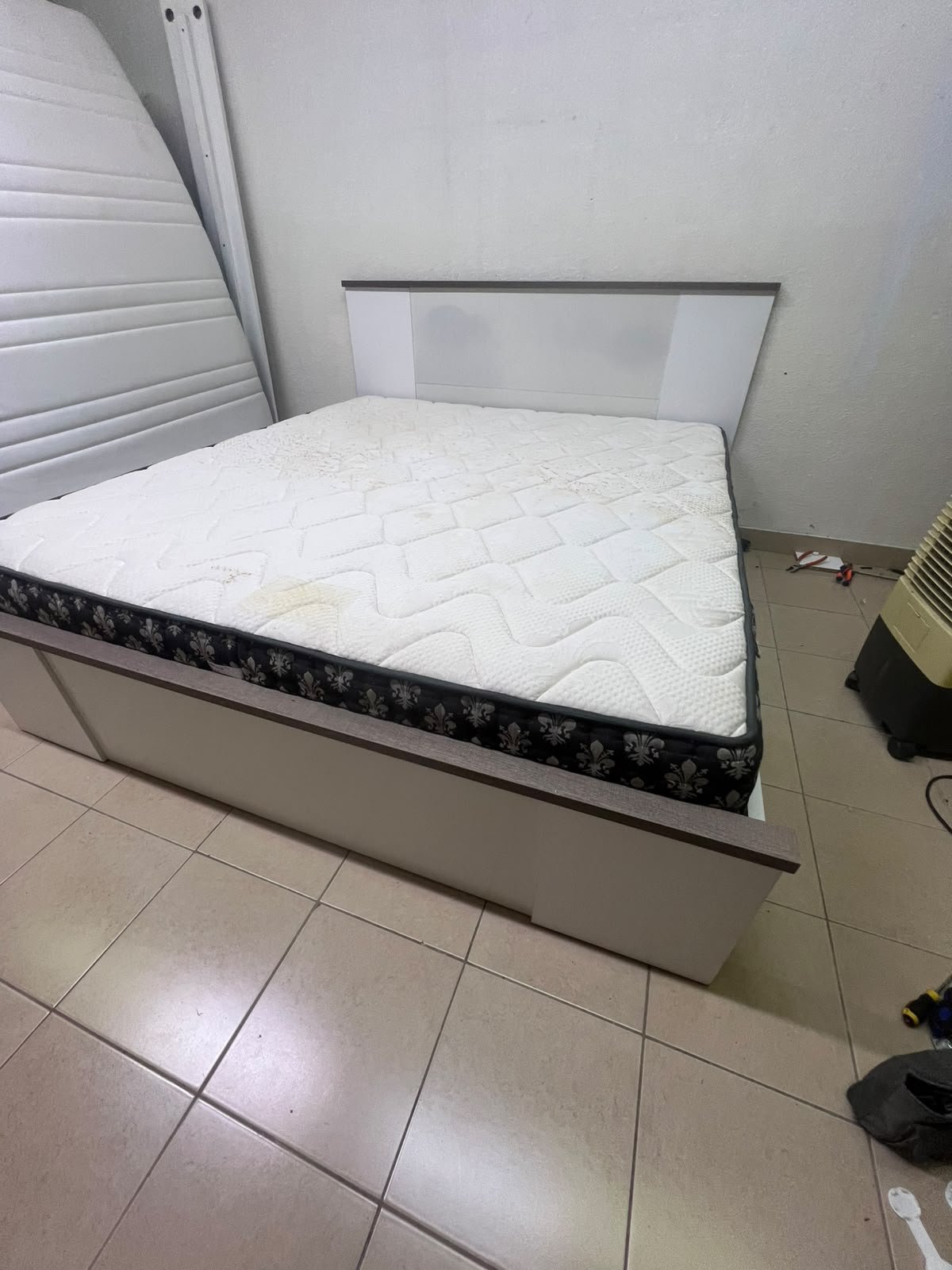 Modern Grey & White Bed Frame with Quilted Mattress – Two-Tone Wooden Headboard, White Base & Dark Floral Border for Bedroom & Guest Room