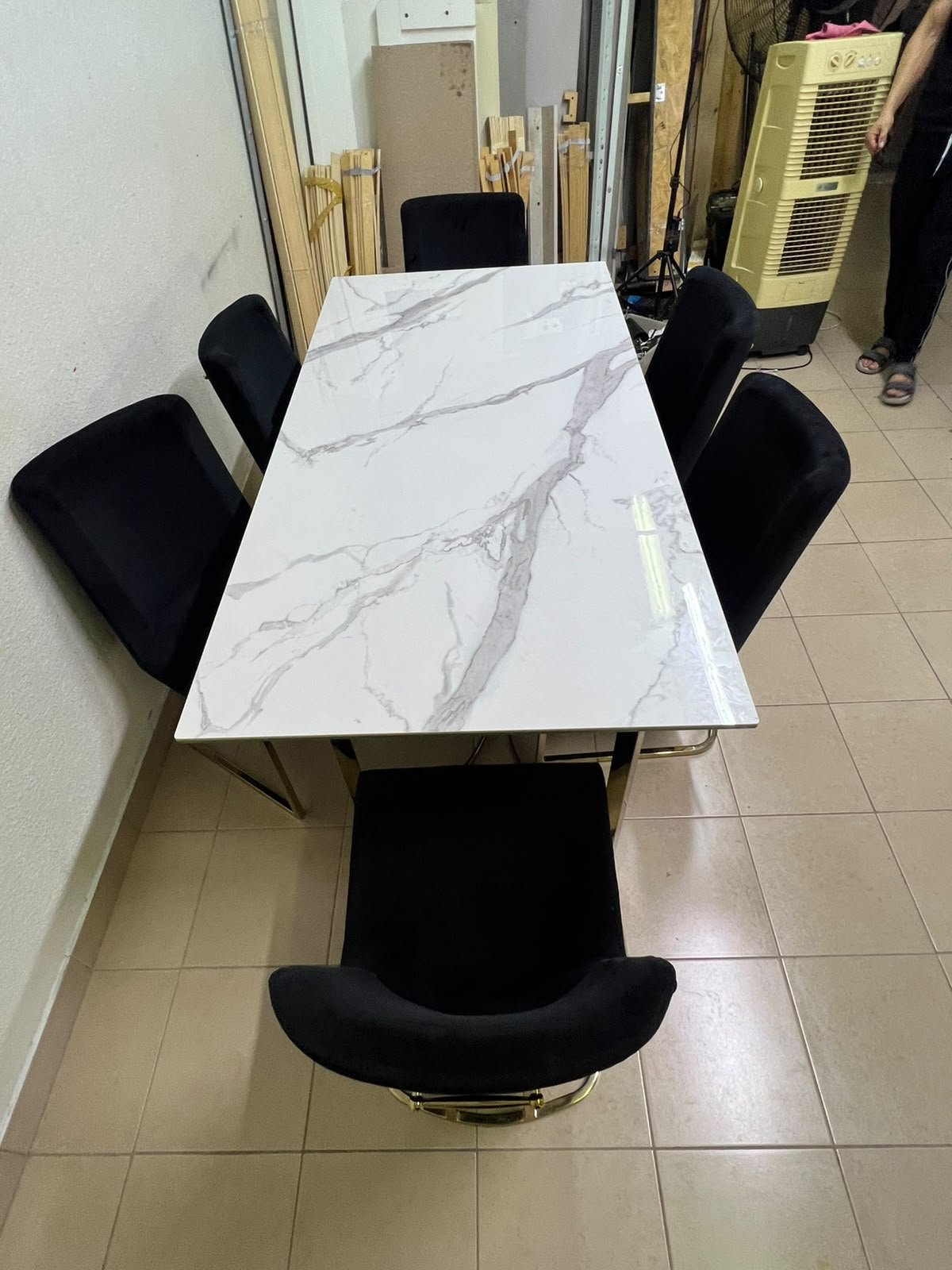 A modern six-seater dining set featuring an elegant design that combines a white marble-patterned tabletop with a gold metal base and frame, paired with black velvet chairs featuring matching gold legs. - Image 8