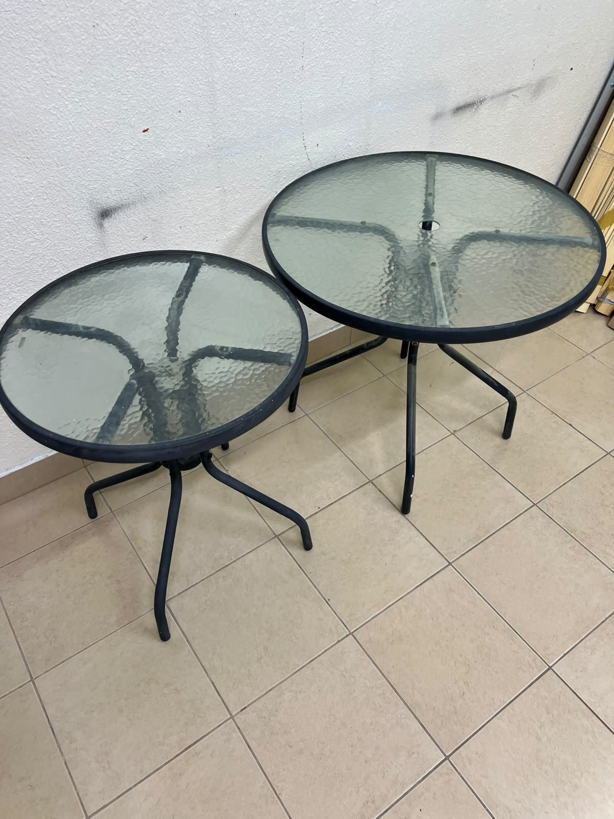 A round garden table featuring a black metal frame and a tempered glass top, suitable for outdoor use on balconies or in gardens. - Image 8