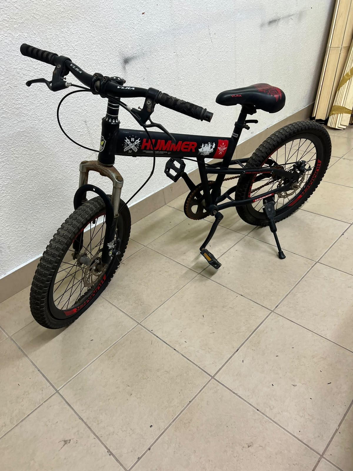 A 20-inch "Hummer"-branded mountain bike featuring a black and red color scheme; it appears to be equipped with a carbon steel or alloy frame, a front suspension system, and dual disc brakes. - Image 3