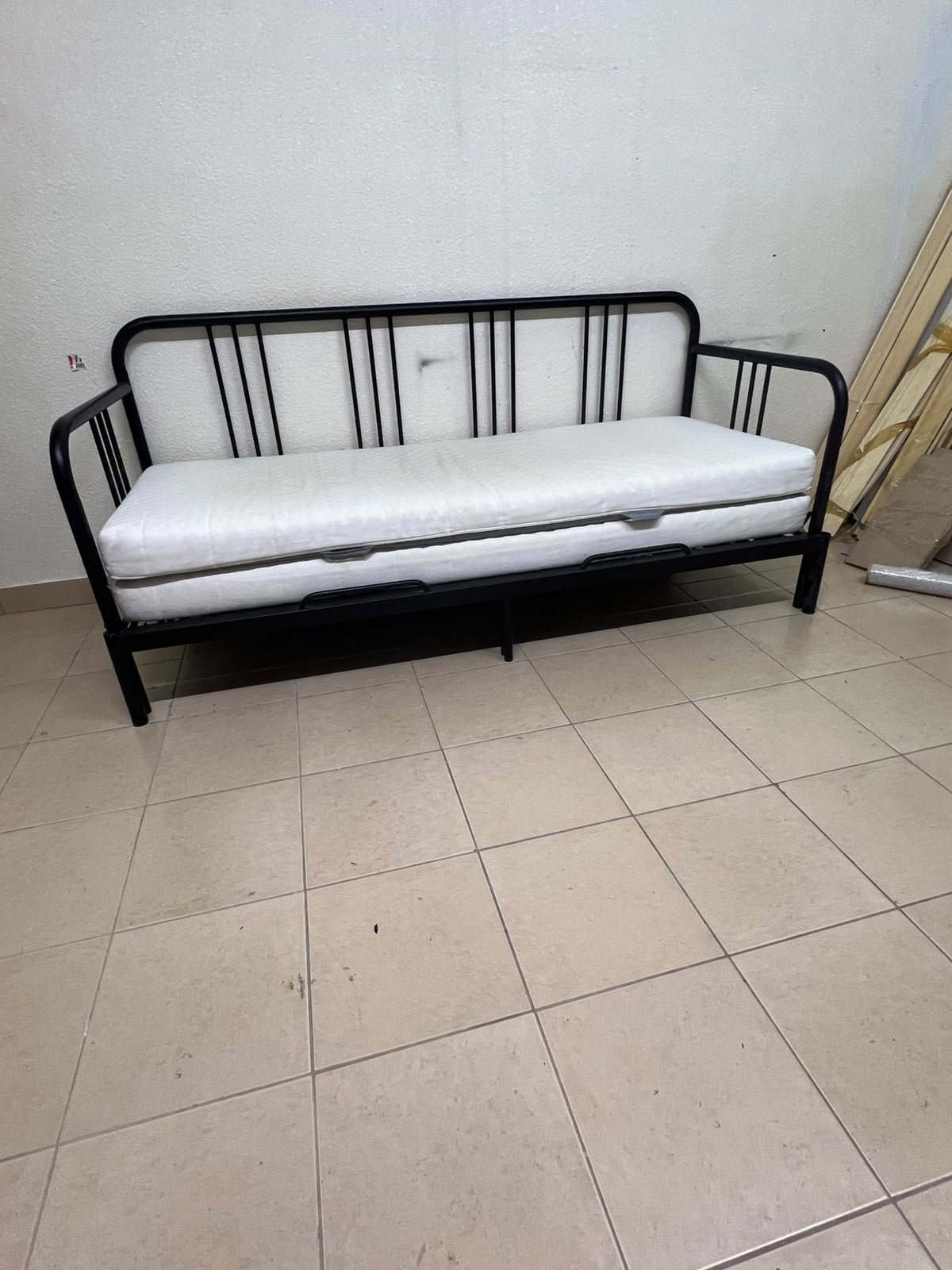 This is a black metal daybed that extends to convert into a double bed or a sofa; it closely resembles the IKEA FYRESDAL daybed frame (80x200 cm). - Image 3
