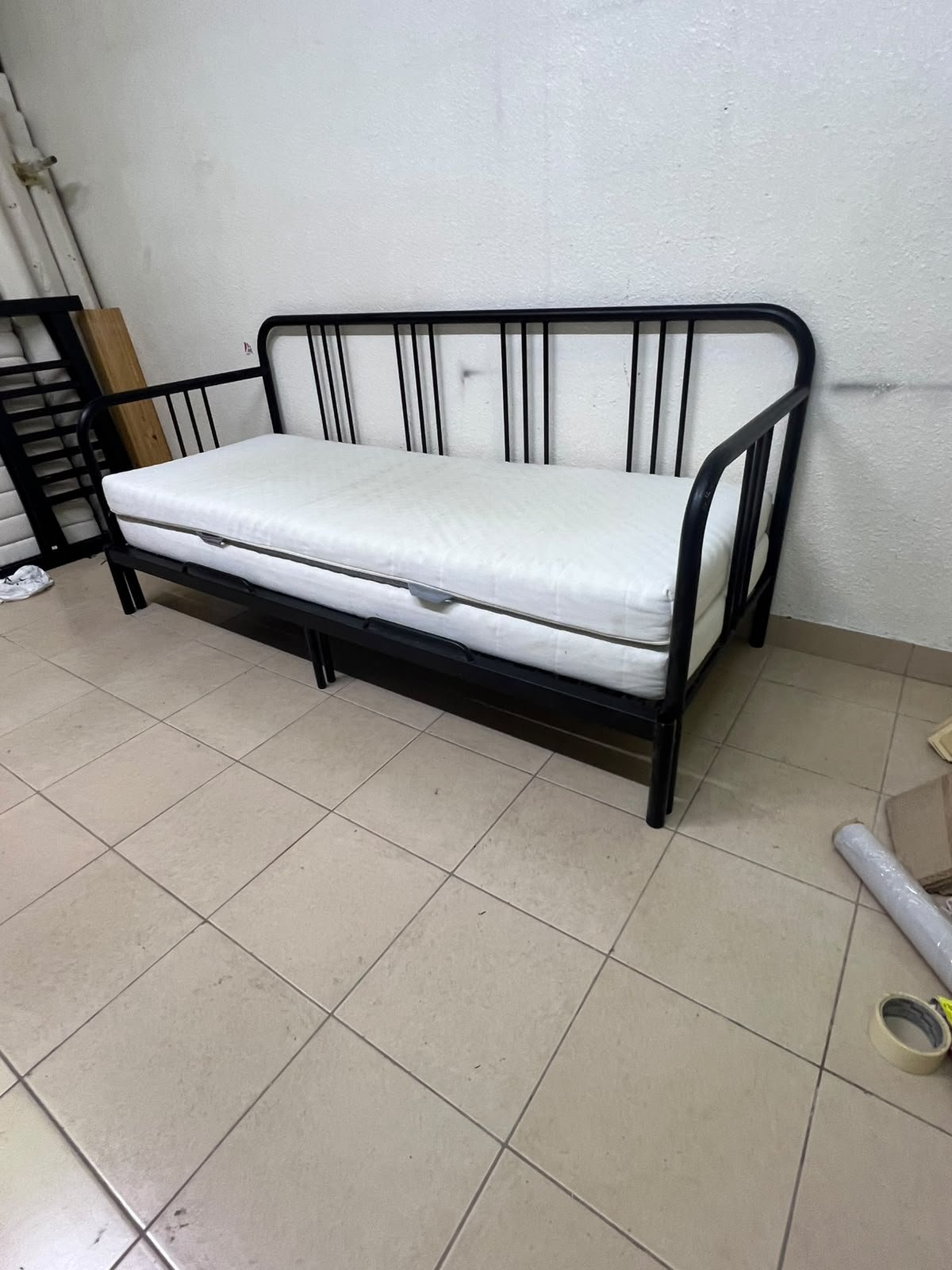 This is a black metal daybed that extends to convert into a double bed or a sofa; it closely resembles the IKEA FYRESDAL daybed frame (80x200 cm). - Image 4